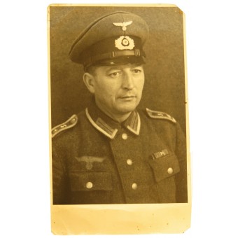 Студийный портрет оберфельдфебеля сапёра Вермахта в фуражке и мундире М 40. Espenlaub militaria